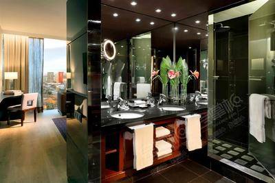 Hyatt Regency Barcelona TowerKing room with city views bathroom